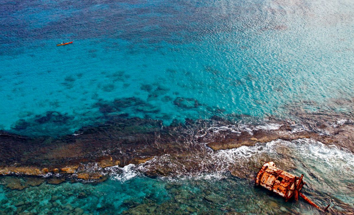 kayak paddling though Lighthouse Reef 